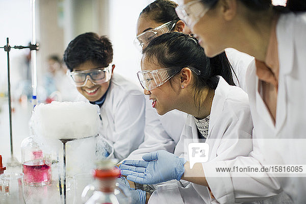 Neugierige Schüler beobachten eine chemische Reaktion und führen ein wissenschaftliches Experiment in einem Laboratorium durch