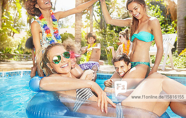 Porträt lächelnde junge Frau schwimmt in aufblasbaren Ring im Sommer Schwimmbad