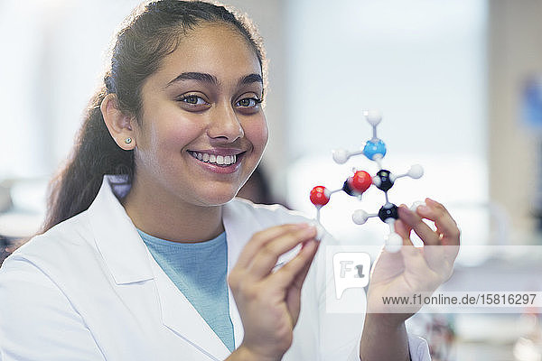 Portrait lächelnd Mädchen Studentin hält molekularen Modell im Labor Klassenzimmer