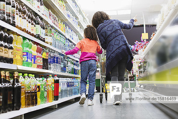 Mutter und Tochter beim Einkaufen im Supermarkt