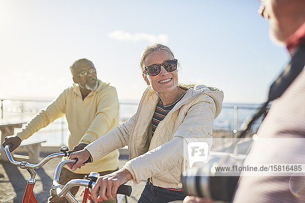 Lächelnde aktive ältere Touristenfreunde beim Radfahren