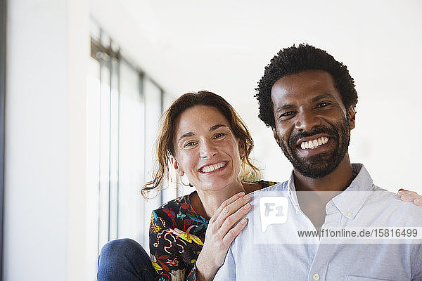Porträt lächelndes  begeistertes multiethnisches Paar