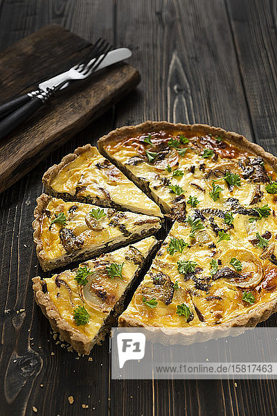Tart with mushrooms and goat cheese