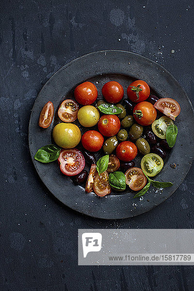 Ein Tomatensalat mit Oliven und Basilikum