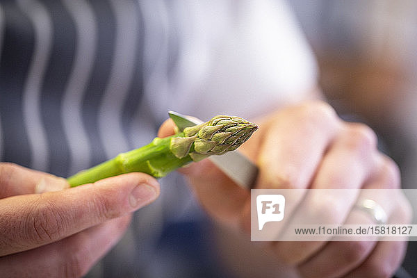 Preparing green asparagus