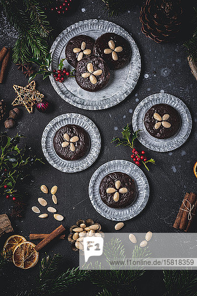 Schokoladen-Elisenlebkuchen (Nürnberger Lebkuchen) auf Blechtellern