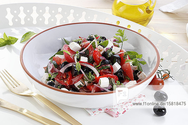 Sommersalat mit Feta-Käse  Tomaten und Oliven