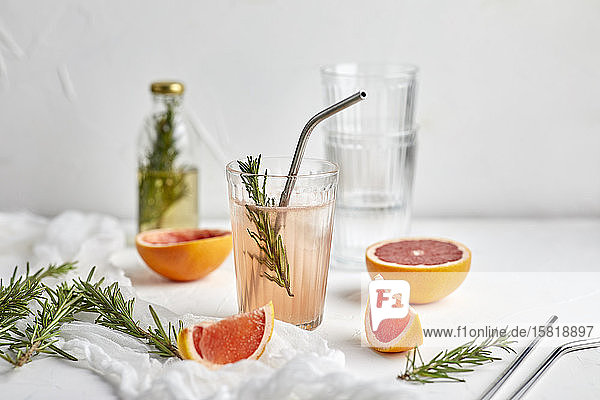 Grapefruit-Rosmarin-Mocktail