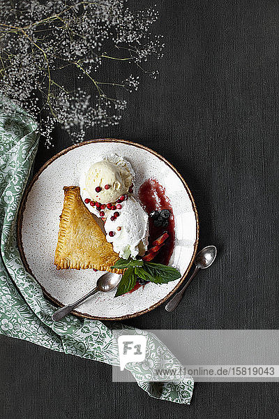 Französischer Kuchen mit karamellisierter Birne  Chilischlagsahne und Vanilleeis