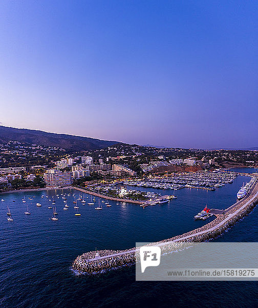 Spanien, Balearen, Mallorca, Portals Nous, Puerto Portals, Luftaufnahme des Luxus-Yachthafens bei Sonnenuntergang