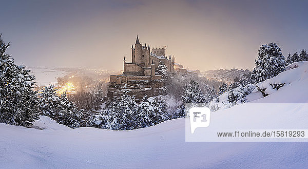 Ansicht des Alcazar-Schlosses im Winter  Castilla y Leon  Segovia  Spanien
