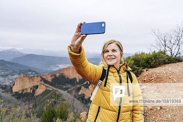 Wanderin beim Selfie in Mina de Oro Romana  Las Medulas  Kastilien und León  Spanien