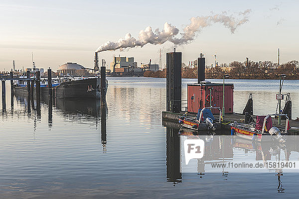 Deutschland  Hamburg  Am Elbufer vertäute Boote mit dem Kraftwerk Moorburg im Hintergrund