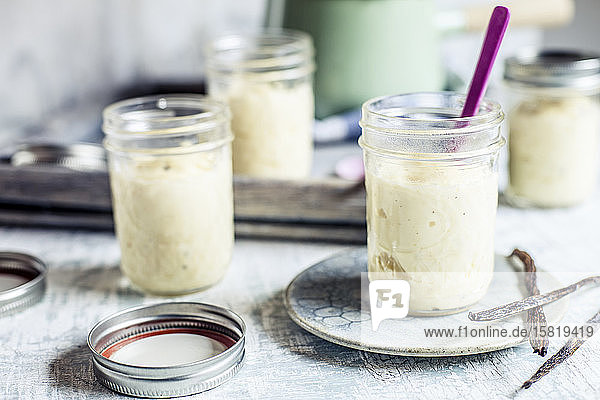 Gläser mit hausgemachter Vanillecreme