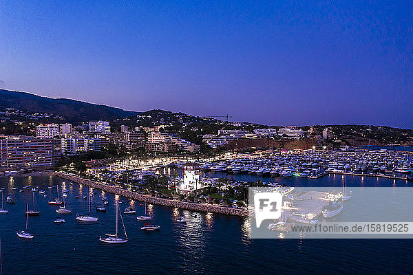 Spanien  Balearen  Mallorca  Portals Nous  Puerto Portals  Luftaufnahme des Luxus-Yachthafens in der Abenddämmerung