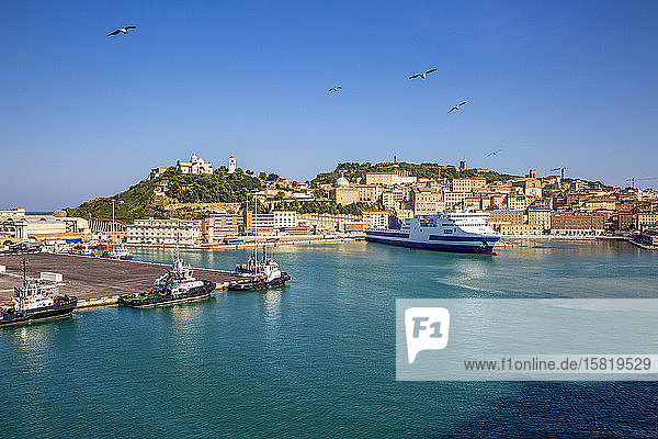 Italien  Provinz Ancona  Ancona  Fähren und Kreuzfahrtschiff im Hafen der Küstenstadt festgemacht