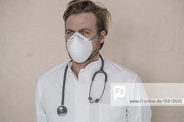 Porträt eines Arztes mit Schutzmaske