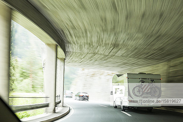 Schweiz  Kanton Graubünden  Autofahren im Tunnel