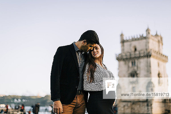 Liebevolle werdende Eltern am Torre de Belem  Lissabon  Portugal