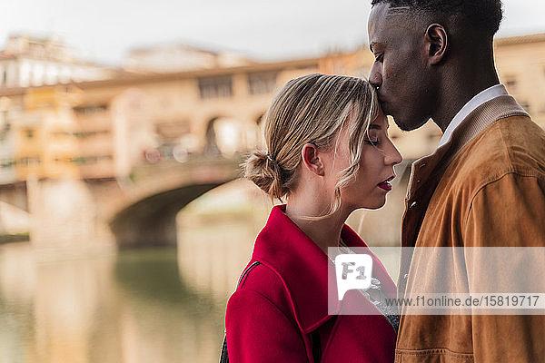 Liebevolles junges Paar in der Stadt Florenz  Italien