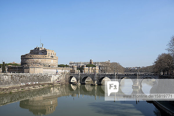 Italien  Rom  Klarer Himmel über dem Mausoleum von Hadrian und Ponte SantAngelo