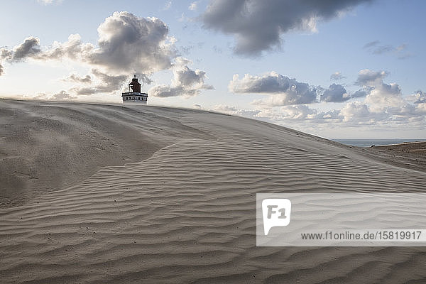 Dänemark  Lonstrup  Geriffelte Sanddüne mit dem Rubjerg-Knude-Leuchtturm im Hintergrund