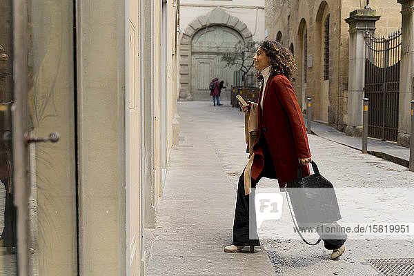 Frau geht in einer Gasse in der Stadt  Florenz  Italien