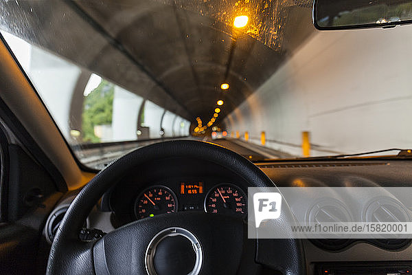 Italien  Lombardei  Lecco  Inneres des Autos im Tunnel