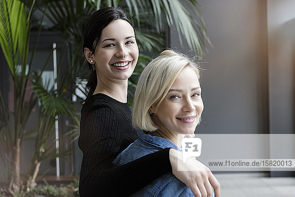 Porträt von lächelnden jungen Geschäftsfrauen im Amt