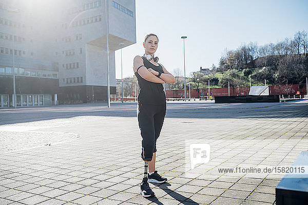 Porträt einer selbstbewussten  sportlichen jungen Frau mit Beinprothese in der Stadt