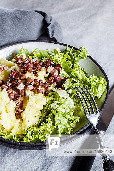 Endivie mit Kopfsalat Speckwürfeln und Kartoffelpüree