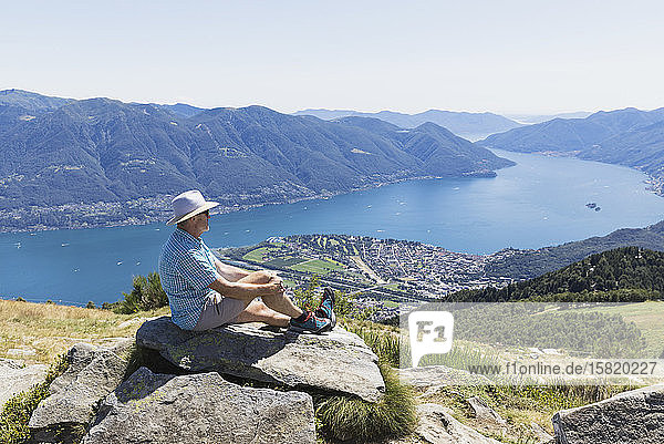 Wanderer auf dem Gipfel der Cimetta mit Blick auf den Lago Maggiore und Ascona  Locarno  Tessin  Schweiz