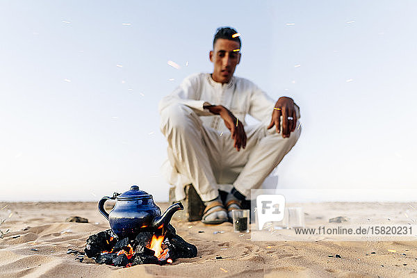 Teezubereitung in der Wüste Sahara  Tindouf  Algerien