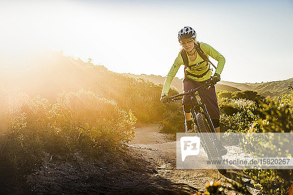 Mountainbikerinnen fahren bei Sonnenuntergang auf Feldwegen  Fort Ord National Monument Park  Monterey  Kalifornien  USA