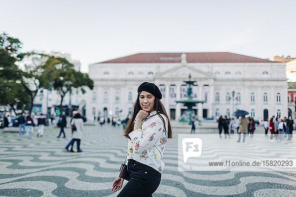 Junge weibliche Reisende mit Baskenmütze posiert auf dem Rossio-Platz  Lissabon  Portugal