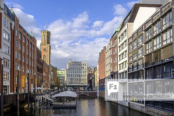 Deutschland  Hamburg  Gebäude entlang des Bleichenfleet-Kanals mit dem Turm der Alten Post im Hintergrund