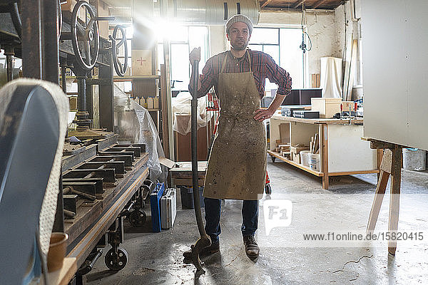 Porträt eines selbstbewussten Handwerkers in seiner Werkstatt