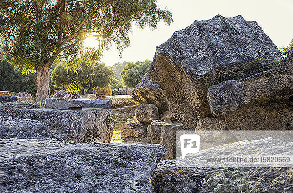 Griechenland  Olympia  Ruinen des antiken Zeustempels bei Sonnenuntergang