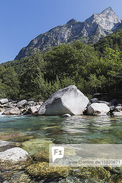 Steine und Felsen im klaren türkisfarbenen Wasser der Verzasca  Verzascatal  Tessin  Schweiz