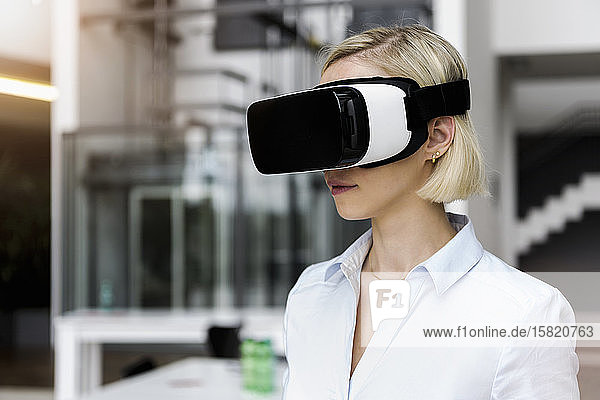 Frau mit VR-Brille im Büro