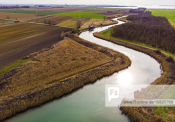 Italien Friaul-Julisch Venetien Marano Luftaufnahme der Lagune von Venedig und der Felder auf dem Land im Herbst