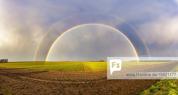 UK  Schottland  Panorama des doppelten Regenbogens über landwirtschaftlichem Feld