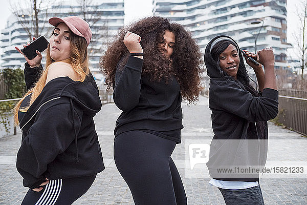 Drei sportliche junge Frauen tanzen in der Stadt
