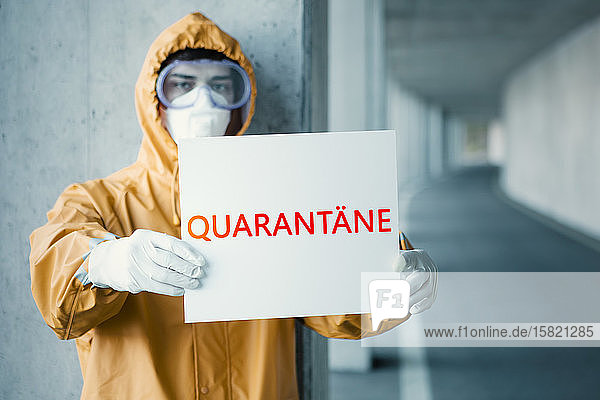 Porträt eines Mannes in Schutzkleidung mit einem Schild