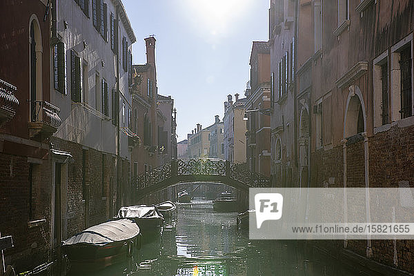 Italien Venedig Sonne scheint über dem Kanal von Venedig