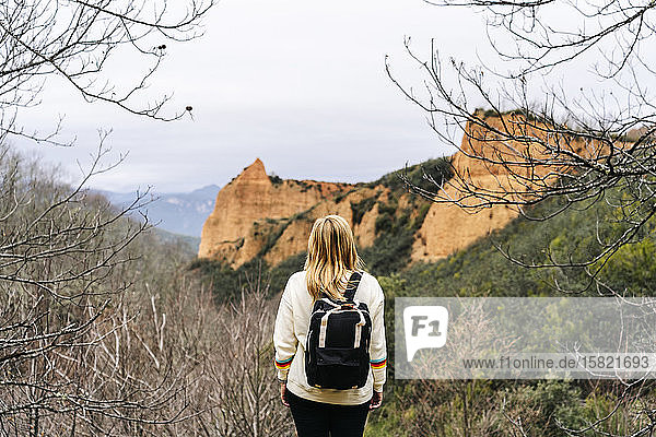 Wanderin auf einem Aussichtspunkt mit Blick auf Mina de Oro Romana ehemalige Goldmine Las Medulas Kastilien und León Spanien