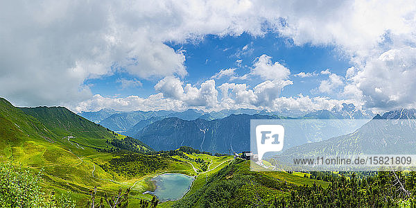 Deutschland  Bayern  Allgäuer Alpen  Panoramablick vom Fellhorn zum Schlappoldsee und Bergstation der Fellhornbahn  Stillachtal
