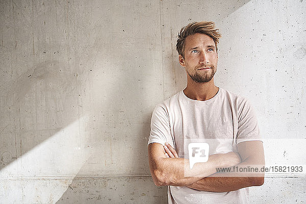 Porträt eines jungen Mannes der ein T-Shirt trägt und nach oben schaut