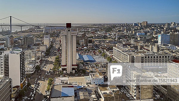 Mosambik  Maputo  Luftaufnahme der Innenstadt von Baixa de Maputo mit der Maputo-Katembe-Brücke im Hintergrund