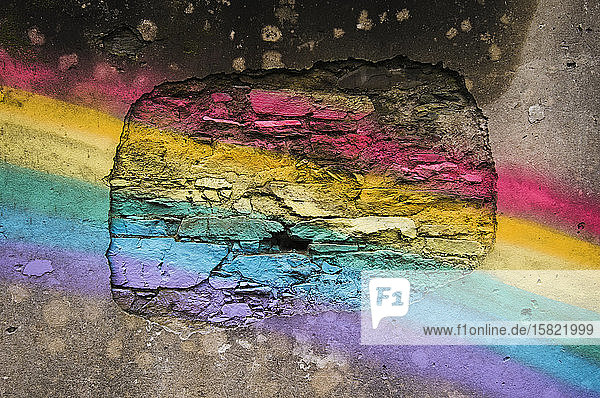 Spanien  Provinz A Coruna  San Saturnino  Regenbogen über die gerissene Wand eines verlassenen Hauses gemalt